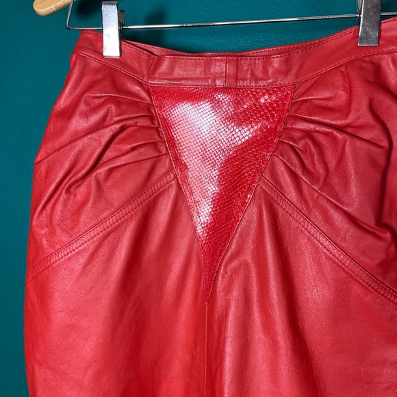 Vintage red leather skirt snakeskin print detail button snap slit - Picture 4 of 7